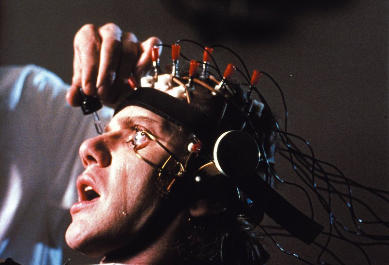 Um vorzeitig aus der Haft freizukommen, willigt Alex (Malcolm McDowell) in eine neuartige Therapie ein – die ihm nicht nur seine Aggression nimmt, sondern auch seine Persönlichkeit … – Bild: Warner Bros. Television Lizenzbild frei