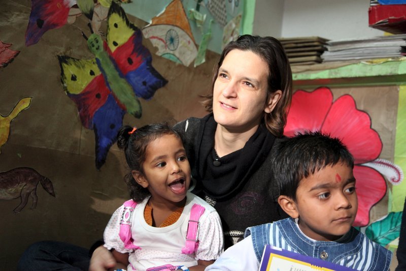 Esther Duflo bei einem Vorschul-Projekt in Delhi. Die Ökonomin hofft, dass frühe Bildung den Teufelskreis der Armut durchbrechen kann. – Bild: ZDF und Judith Schneider; Docuvista Filmproduktion