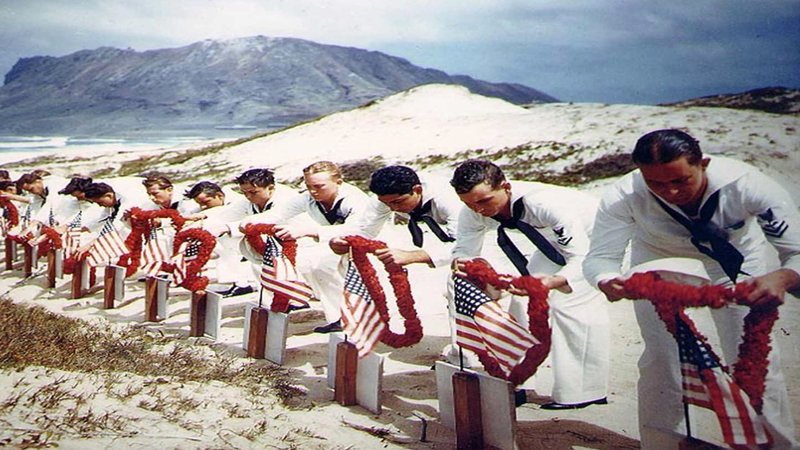 Bildunterschrift: US-Marinesoldaten ehren in Pearl Harbor ihre getöteten Kameraden. – Bild: WELT Bildunterschrift: US-Marinesoldaten ehren in Pearl Harbor ihre getöteten Kameraden. – Bild: WELT