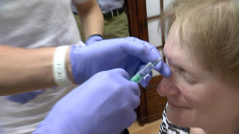 Britta Kriependorf bekommt im Schmerzzentrum Berlin mehrere Botox-Spritzen in Kopf und Nacken. Für die 56-Jährige ist diese Therapie fast die letzte Chance, die Beschwerden ihrer seltenen Migräne zu lindern. – Bild: BR/​rbb/​Cornelia Fischer-Börold /​ Cornelia Fischer-Börold
