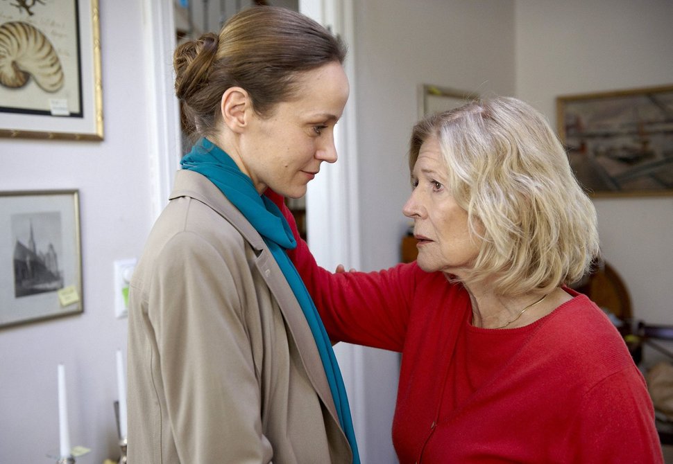 Bei ihrer Tochter Sandra (Jeanette Hain,li.) gesteht Charlotte (Christiane Hörbiger) langsam ihre Erkrankung ein. – Bild: ARD Degeto / Sandra Hoever
