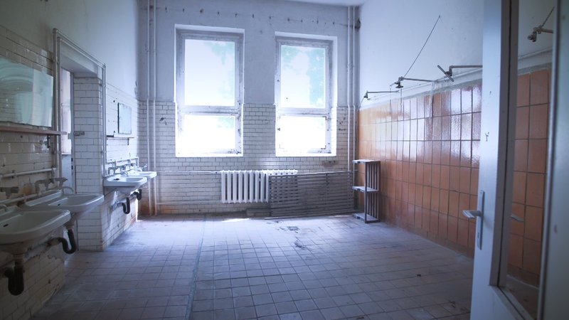 Ein ehemaliger Duschraum im Erziehungsheim Eilenburg. – Bild: ZDF und Vita Spieß