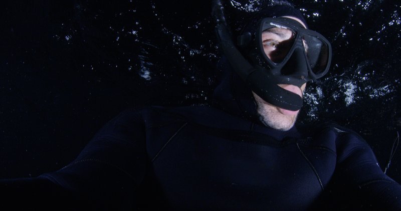 Joe Romeiro underwater snorkeling at night. – Bild: Discovery Channel /​ Discovery Communications