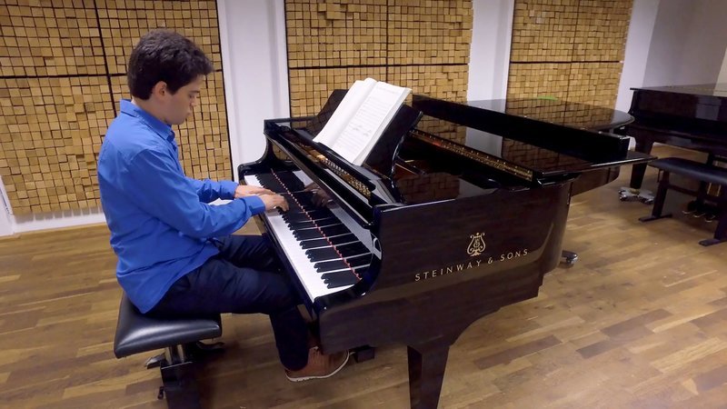 Lahav Shani in Berlin, seinem Wohn- und Studienort. – Bild: BR/Benedict Mirow / Benedict Mirow Lahav Shani in Berlin, seinem Wohn- und Studienort. – Bild: BR/Benedict Mirow / Benedict Mirow