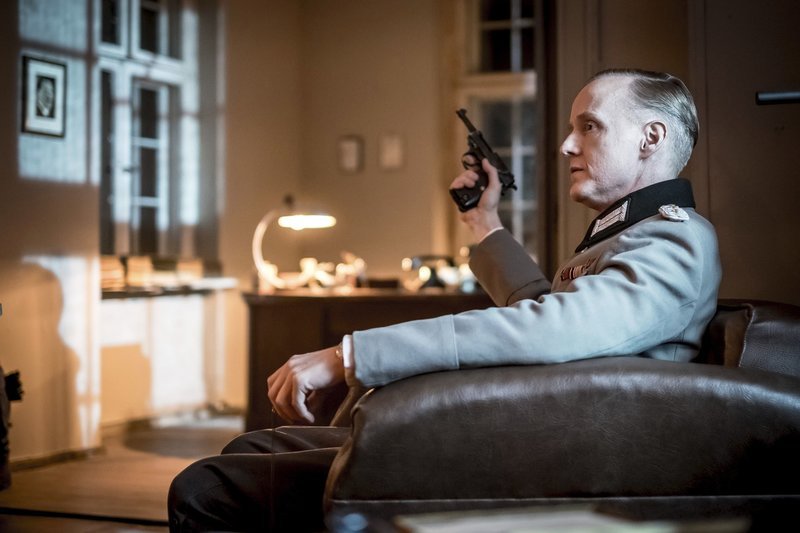 Spielszene mit Henning von Tresckow (Holger Handtke) – Bild: MDR/HA Kommunikation Spielszene mit Henning von Tresckow (Holger Handtke) – Bild: MDR/HA Kommunikation
