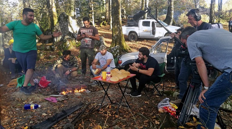 Flucht vor den Sittenwächtern in die Abgeschiedenheit der Natur. Nowshar, Offroad-Club – Bild: phoenix/​ZDF