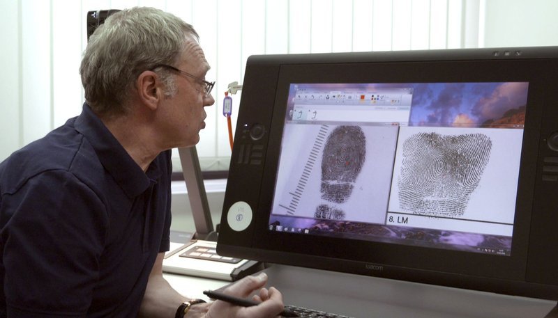 Im LKA versucht ein Fahnder, Fingerabdrücke zu analysieren und zuzuordnen. Gehören sie einem Einbrecher? – Bild: SWR
