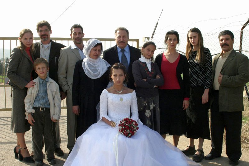 Die Braut (Clara Khoury, vorn) im Kreis ihrer großen Familie – Bild: ZDF /​ © Riva Film/​Yoni Hamenachem