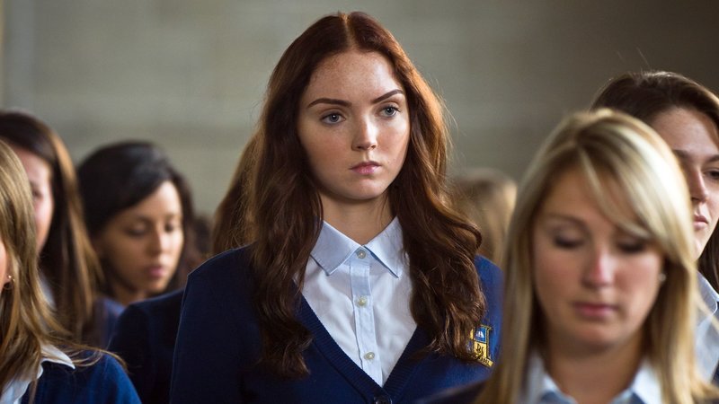 Ernessa (Lily Cole, Mitte) ist die neue Schülerin im noblen Internat Brangwyn.Ernessa (Lily Cole, Mitte) ist die neue SchĂĽlerin im noblen Internat Brangwyn. – Bild: Photo: Jan Thijs 2010 Ernessa (Lily Cole, Mitte) ist die neue Schülerin im noblen Internat Brangwyn.Ernessa (Lily Cole, Mitte) ist die neue SchĂĽlerin im noblen Internat Brangwyn. – Bild: Photo: Jan Thijs 2010