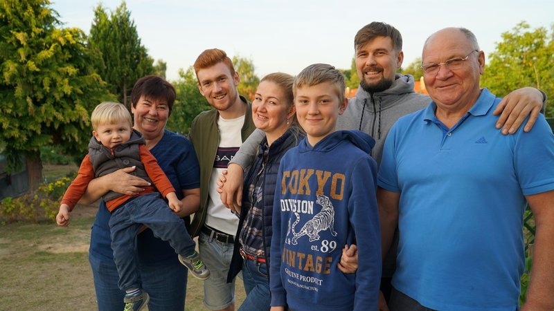 Zuerst kommt die Familie und dann der Garten. Russlanddeutsche Familie in ihrem Schrebergarten im Osten Berlins. – Bild: ZDF und Grischa Kerstan.