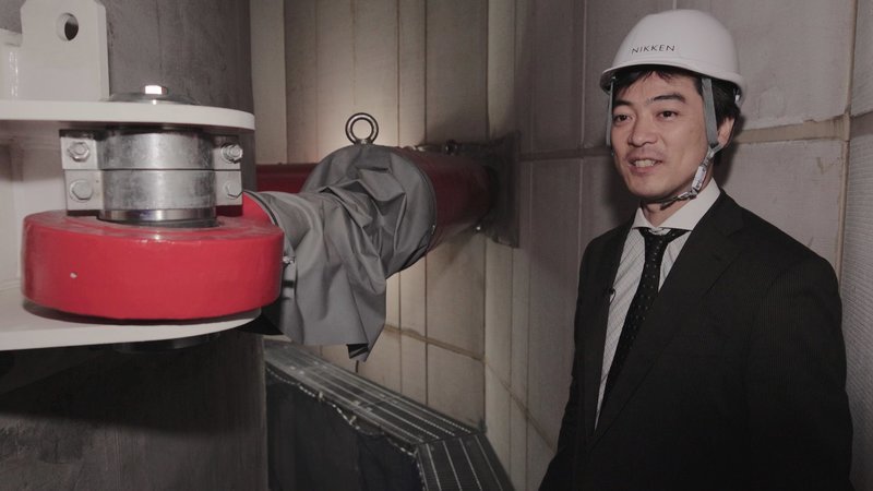 Selbstbewußt führt Herr Nakanishi das Innere des erdbebensicheren und mit 634 Metern höchsten Fernsehturmes der Welt vor. Der Ingenieur kennt das Geheimnis der Konstruktion. – Bild: ORF