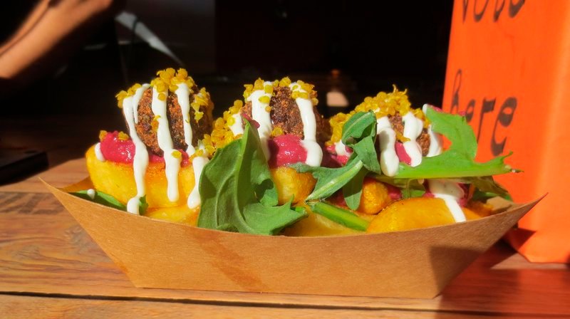 Pommes einmal anders – Mit Falafelbällchen, Hummus, Quinoa, Rucola und Zitronen-Aioli – Bild: SR/Gordian Arneth Pommes einmal anders – Mit Falafelbällchen, Hummus, Quinoa, Rucola und Zitronen-Aioli – Bild: SR/Gordian Arneth