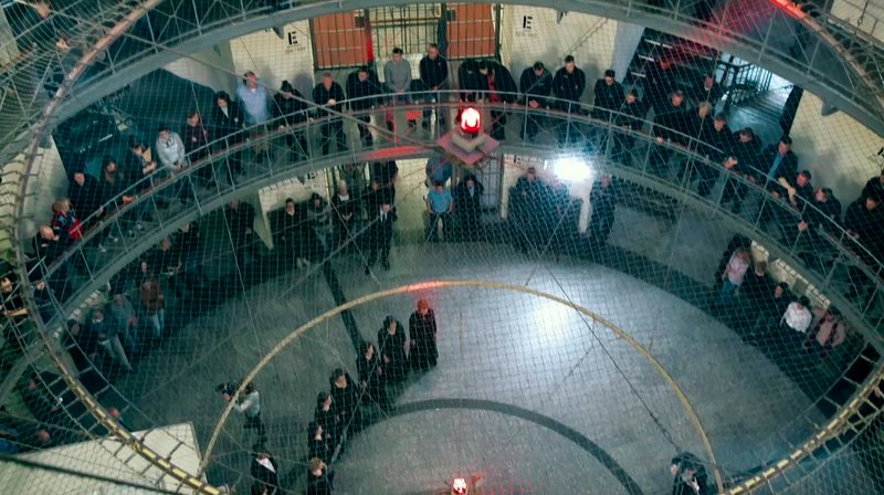 Der rbb und der Rundfunkchor Berlin präsentieren auch in diesem Jahr zur Weihnachtszeit ein außergewöhnliches Geschenk. Berliner und Brandenburger können sich mit einem Überraschungskonzert bei Menschen bedanken, die sich für andere eingesetzt haben. Der Film begleitet den Rundfunkchor durch den Advent und stellt sowohl die Beschenkten, als auch ihre besondere Geschichte vor. – Foto: Der Runfunkchor in der JVA Moabit. – Bild: rbb