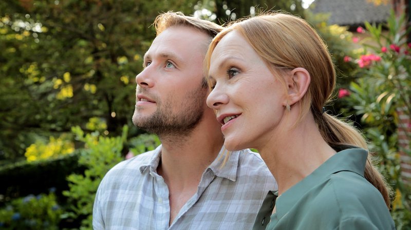 Das Glück vereint Jan (Max Riemelt) und Mutter Vicky (Katja Flint). – Bild: NDR/Mark Monheim Das Glück vereint Jan (Max Riemelt) und Mutter Vicky (Katja Flint). – Bild: NDR/Mark Monheim