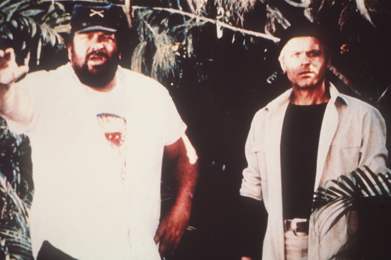Nachdem Alan (Terence Hill, r.) und Charlie (Bud Spencer, l.) über Bord gegangen sind, erreichen die beiden eine einsame, idyllische Insel. Doch der Schein trügt… – Bild: Tobis Film Lizenzbild frei Nachdem Alan (Terence Hill, r.) und Charlie (Bud Spencer, l.) über Bord gegangen sind, erreichen die beiden eine einsame, idyllische Insel. Doch der Schein trügt… – Bild: Tobis Film Lizenzbild frei