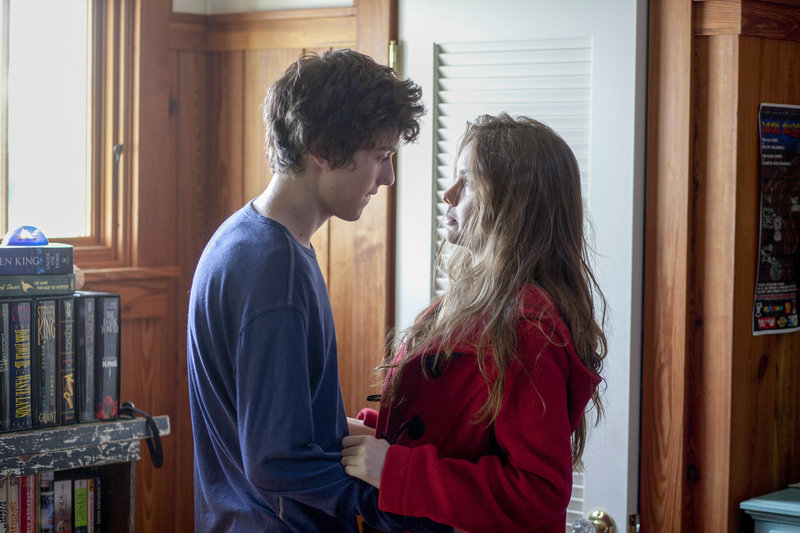 Für Rusty (Nat Wolff) ist Kate (Liana Liberato) seine erste große Liebe. – Bild: ORF Für Rusty (Nat Wolff) ist Kate (Liana Liberato) seine erste große Liebe. – Bild: ORF