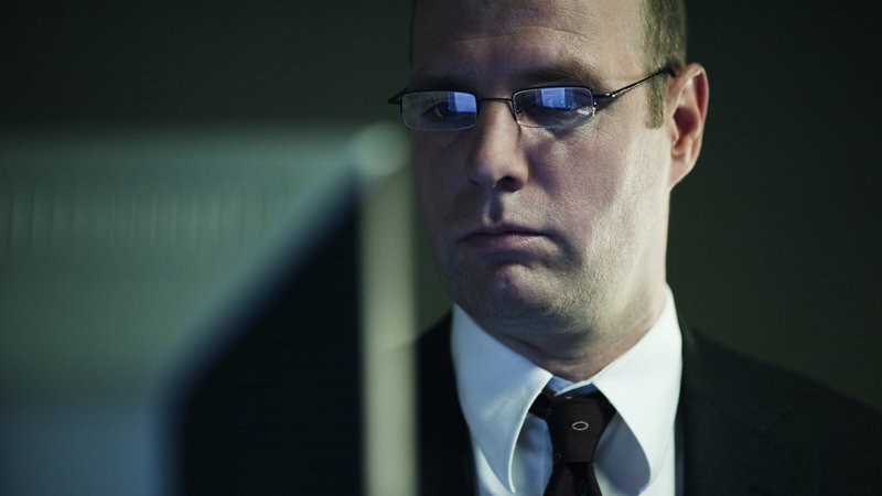 Geheimdienstchef Broekman (Bram Coopmans) will verhindern, dass die Öffentlichkeit die Wahrheit erfährt. – Bild: ZDF und Pupkin Film Geheimdienstchef Broekman (Bram Coopmans) will verhindern, dass die Öffentlichkeit die Wahrheit erfährt. – Bild: ZDF und Pupkin Film