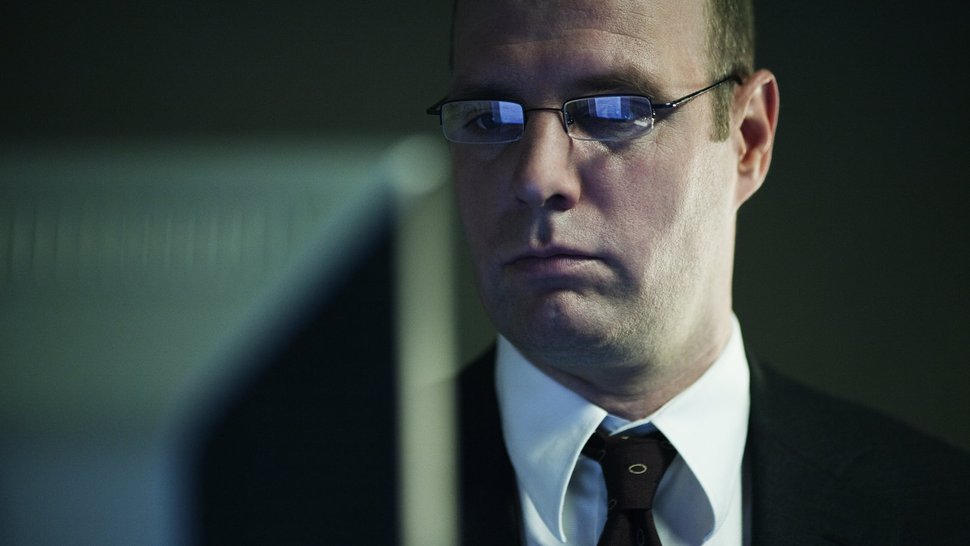 Geheimdienstchef Broekman (Bram Coopmans) will verhindern, dass die Öffentlichkeit die Wahrheit erfährt. – Bild: ZDF und Pupkin Film