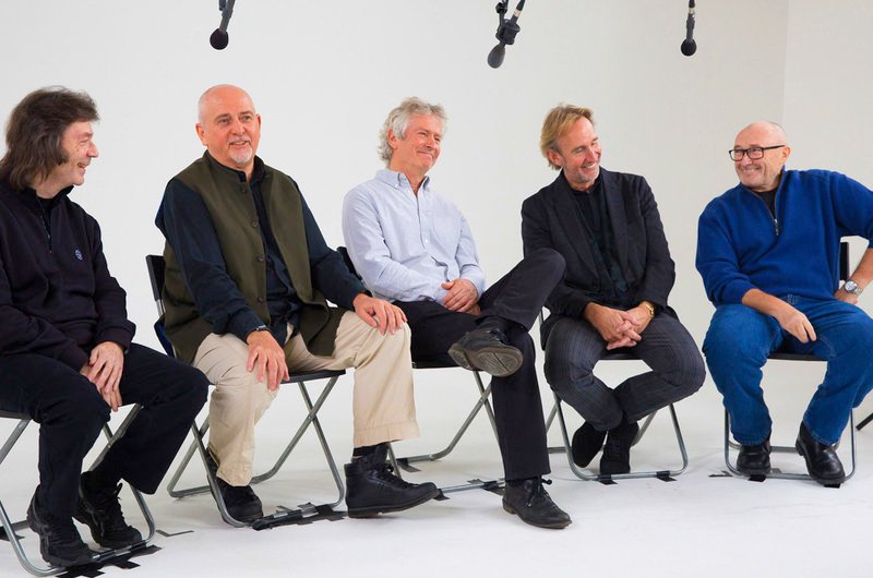 Die Musiker von „Genesis“ bei den Dreharbeiten für diesen Film: Steve Hackett, Peter Gabriel, Tony Banks, Mike Rutherford und Phil Collins (v.l.) – Bild: ZDF /​ © Gelring Limited/​Patrick Balls