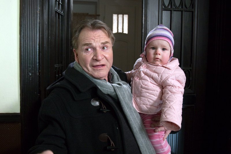 hr-fernsehen BABY FREI HAUS, Spielfilm, Deutschland 2009, Regie: Franziska Meyer Price, am Sonntag (13.10.13) um 13:45 Uhr.
Kurt Schollwer (Fritz Wepper) und Christoph Baumgartner schieben sich gegenseitig das Findelkind Baby Rosi zu. – Bild: HR/MDR/ndF/Junghans hr-fernsehen BABY FREI HAUS, Spielfilm, Deutschland 2009, Regie: Franziska Meyer Price, am Sonntag (13.10.13) um 13:45 Uhr.
Kurt Schollwer (Fritz Wepper) und Christoph Baumgartner schieben sich gegenseitig das Findelkind Baby Rosi zu. – Bild: HR/MDR/ndF/Junghans
