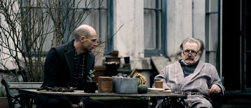 Für Robert Seymoore (Mark Strong) ist die Unterhaltung mit dem ehemaligen Polizisten Lenny Fairburn (Brian Cox) sehr aufschlussreich. – Bild: ZDF und Charlie Gray Für Robert Seymoore (Mark Strong) ist die Unterhaltung mit dem ehemaligen Polizisten Lenny Fairburn (Brian Cox) sehr aufschlussreich. – Bild: ZDF und Charlie Gray