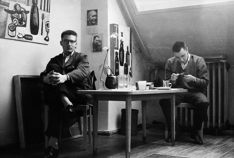 Hans-Dieter Grabe ( l.) und Jürgen Böttcher 1958 in Böttchers Atelier im Internat der Deutschen Hochschule für Filmkunst, Postsdam-Babelsberg. Beide studierten damals gemeinsam Filmregie. – Bild: ZDF und Videoprints