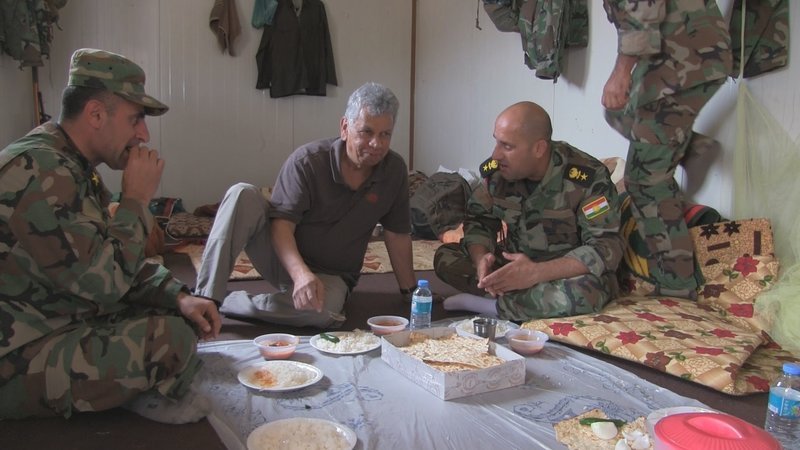Ashwin Raman (M.) beim Essen mit Oberst Leutnant Hiwa Amin (r.). – Bild: ZDF und Ashwin Raman