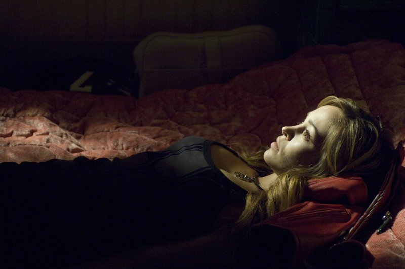 Lässt sich mit einem Blutsauger ein: Nicole (Autumn Reeser) … – Bild: Warner Brothers Lizenzbild frei