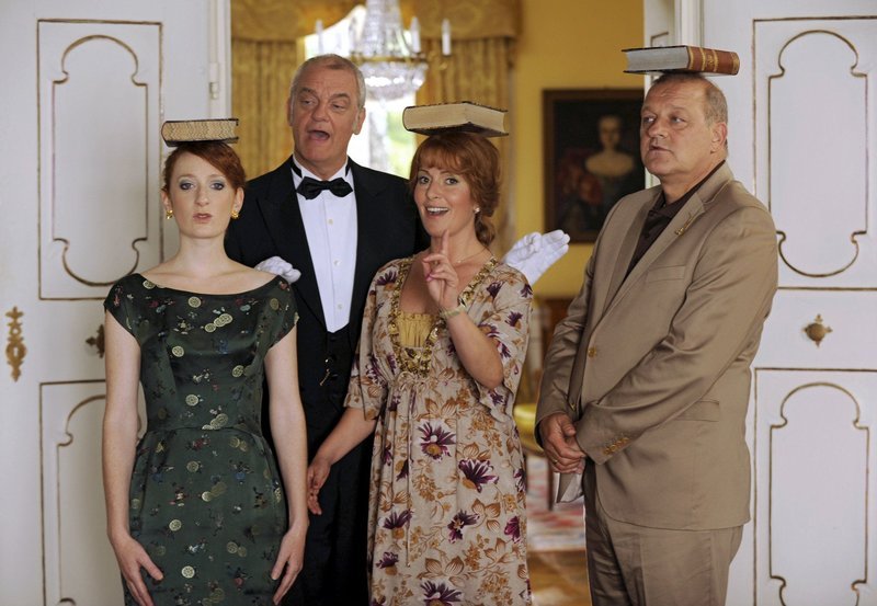 Butler Simon (Michael Vogtmann) erteilt dem neureichen Otto Meier (Leonard Lansink, re.) samt Ehefrau Edith (Karin Thaler, Mitte) und Tochter Viktoria (Daniela D. König) Benimm- und Haltungslektionen. – Bild: SWR/ARD Degeto/Barbara Bauriedl Butler Simon (Michael Vogtmann) erteilt dem neureichen Otto Meier (Leonard Lansink, re.) samt Ehefrau Edith (Karin Thaler, Mitte) und Tochter Viktoria (Daniela D. König) Benimm- und Haltungslektionen. – Bild: SWR/ARD Degeto/Barbara Bauriedl
