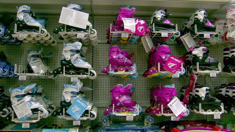 Gendermarketing: Blaue Rollschuhe für Burschen und für pinke Rollschuhe Mädchen. – Bild: ORF Gendermarketing: Blaue Rollschuhe für Burschen und für pinke Rollschuhe Mädchen. – Bild: ORF