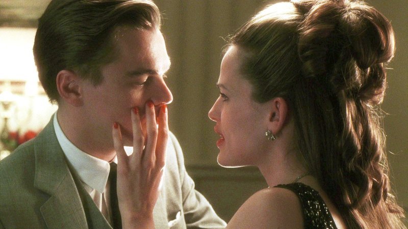 Cheryl Ann (Jennifer Garner) verdreht Frank (Leonardo DiCaprio) den Kopf.. – Bild: RTL2