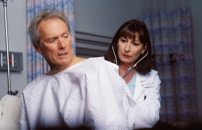 Dr. Bonnie Fox (Anjelica Huston) ist sehr unzufrieden mit ihrem Patienten: Wenige Wochen nach seiner Herztransplantation ist Terry McCaleb (Clint Eastwood) schon wieder auf Mörderjagd. – Bild: ServusTV