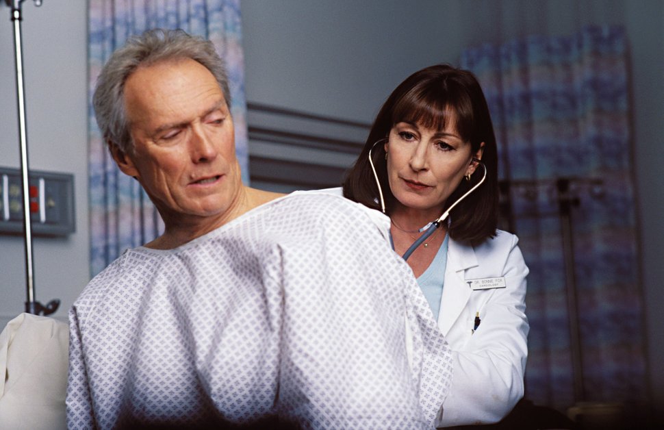 Dr. Bonnie Fox (Anjelica Huston) ist sehr unzufrieden mit ihrem Patienten: Wenige Wochen nach seiner Herztransplantation ist Terry McCaleb (Clint Eastwood) schon wieder auf Mörderjagd. – Bild: Servus TV