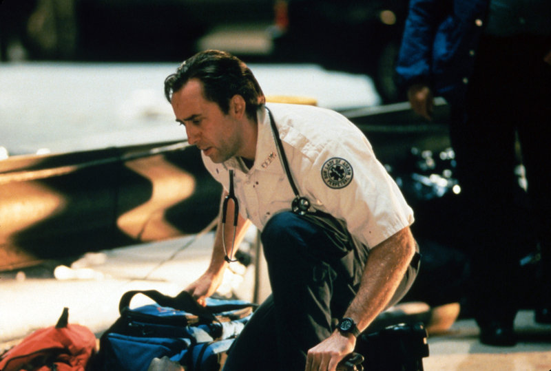 Der Sanitäter Frank Pierce (Nicolas Cage) wird bei seiner Arbeit tagtäglich mit dem Tod konfrontiert. Eine Tatsache, die ihm immer mehr Kraft raubt ... – Bild: Paramount Pictures and Touchstone Pictures Lizenzbild frei Der Sanitäter Frank Pierce (Nicolas Cage) wird bei seiner Arbeit tagtäglich mit dem Tod konfrontiert. Eine Tatsache, die ihm immer mehr Kraft raubt ... – Bild: Paramount Pictures and Touchstone Pictures Lizenzbild frei