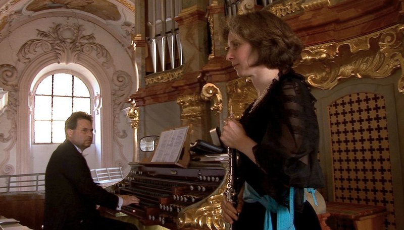 Baronesse Alexandra von Beaulieu Marconnay (rechts), Oboistin und Lehrerin, fällt es schwer, aus dem Schatten ihrer Mutter und der mächtigen Ahnenreihe zu treten. – Bild: SWR/​BR