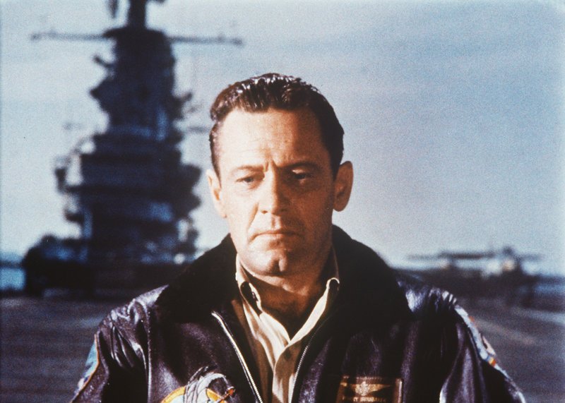 Rechtsanwalt Harry Brubaker (William Holden), der im 2. Weltkrieg Pilot war, wird während des Koreakrieges reaktiviert und zum 77. Fernostgeschwader auf einen Flugzeugträger im Pazifik abkommandiert. – Bild: tm3