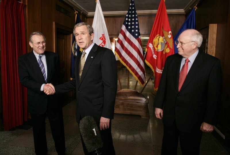 (v.l.) US-Verteidigungsminister Donald Rumsfeld, Präsident George W. Bush und Vizepräsident Dick Cheney – Bild: Geo Television