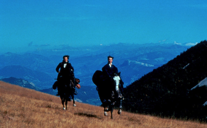 Der italienische Husarenoberst Angelo (Olivier Martinez) und die Marquise Pauline de Théus (Juliette Binoche) reiten durch die Provence. – Bild: ARTE F / © Hachette Première & Cie Der italienische Husarenoberst Angelo (Olivier Martinez) und die Marquise Pauline de Théus (Juliette Binoche) reiten durch die Provence. – Bild: ARTE F / © Hachette Première & Cie