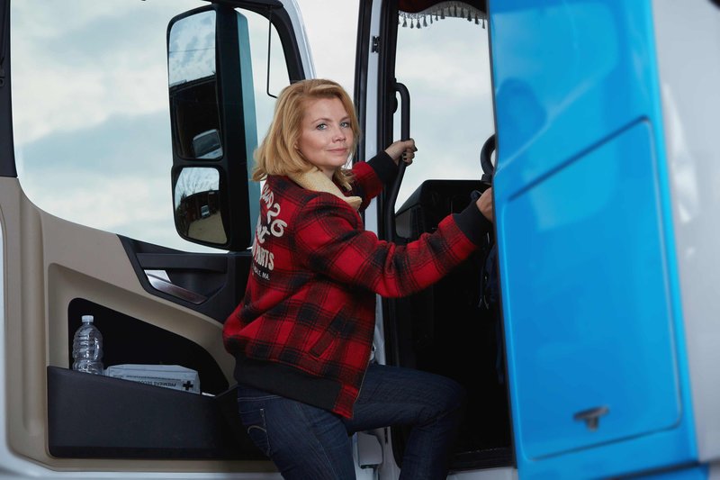 Weil „Toni“ (Annette Frier) nicht glauben kann, dass ihr Mann bei dem Truckunfall tatsächlich verbrannt ist und beginnt sie, seine letzten Fahrten zu überprüfen, indem sie dessen letzte Touren abfährt. Schon bald fallen ihr einige Ungereimtheiten auf … – Bild: Sat.1 Eigenproduktionsbild frei Weil „Toni“ (Annette Frier) nicht glauben kann, dass ihr Mann bei dem Truckunfall tatsächlich verbrannt ist und beginnt sie, seine letzten Fahrten zu überprüfen, indem sie dessen letzte Touren abfährt. Schon bald fallen ihr einige Ungereimtheiten auf … – Bild: Sat.1 Eigenproduktionsbild frei