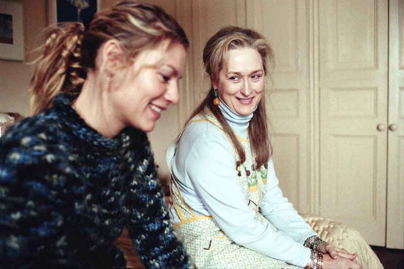 Dans la banlieue de Londres, au début des années 20, Virginia Woolf lutte contre la folie qui la guette. Elle entame l’écriture de son grand roman, «Mrs Dalloway». Plus de vingt ans plus tard, à Los Angeles, Laura Brown lit Virginia Woolf : une expérience si forte qu’elle songe à changer radicalement de vie. A New York, aujourd’hui, Clarissa Vaughan, version moderne de Mrs Dalloway, soutient Richard, un ami poète atteint du sida. Comment ces histoires vont-elles se rejoindre, comment ces trois femmes vont-elles former une seule et même chaîne ? La littérature est si puissante qu’un chef-d’oeuvre peut, par-delà les époques, modifier irrévocablement l’existence de celles qui le côtoient. – Bild: ATV II Dans la banlieue de Londres, au début des années 20, Virginia Woolf lutte contre la folie qui la guette. Elle entame l’écriture de son grand roman, «Mrs Dalloway». Plus de vingt ans plus tard, à Los Angeles, Laura Brown lit Virginia Woolf : une expérience si forte qu’elle songe à changer radicalement de vie. A New York, aujourd’hui, Clarissa Vaughan, version moderne de Mrs Dalloway, soutient Richard, un ami poète atteint du sida. Comment ces histoires vont-elles se rejoindre, comment ces trois femmes vont-elles former une seule et même chaîne ? La littérature est si puissante qu’un chef-d’oeuvre peut, par-delà les époques, modifier irrévocablement l’existence de celles qui le côtoient. – Bild: ATV II