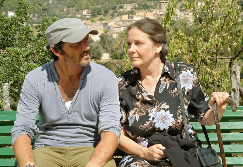 Schiffskoch Mati (Michael Roll) lebt mit seiner Mutter (Astrid Mayer-Gossler) auf Mallorca. – Bild: ARD Degeto/​Frank W. Hempel
