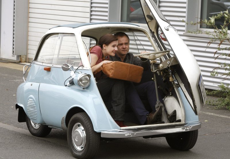 Auf engstem Raum: Isabella (Karoline Teska) lässt sich von dem smarten Sebastian (Matthias Koeberlin) in einem seiner Oldtimer nach Hause fahren. – Bild: ARD Degeto/Frank Dicks Auf engstem Raum: Isabella (Karoline Teska) lässt sich von dem smarten Sebastian (Matthias Koeberlin) in einem seiner Oldtimer nach Hause fahren. – Bild: ARD Degeto/Frank Dicks