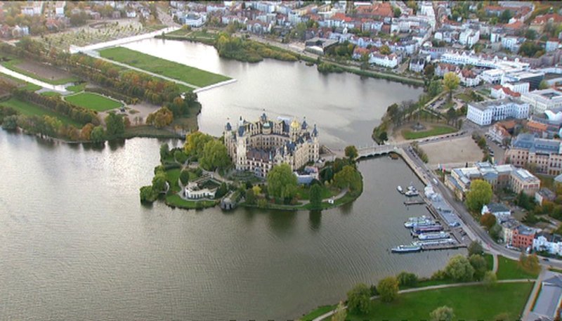 rbb Fernsehen MECKLENBURG-VORPOMMERN VON OBEN XXL, am Sonntag (14.06.15) um 20:15 Uhr. In Mecklenburg-Vorpommern ist der Himmel weiter als sonst. Das sieht man von der Erde aus am besten. Um zu zeigen, wie schön das nordöstlichste Bundesland tatsächlich ist, ist ein Filmteam des NDR in die Luft gegangen. Atemberaubende Bilder von Orten, die man zu kennen glaubt. – Schloss Schwerin – Ein Glanzpunkt im Herzen Mecklenburg-Vorpommerns – Bild: rbb/NDR rbb Fernsehen MECKLENBURG-VORPOMMERN VON OBEN XXL, am Sonntag (14.06.15) um 20:15 Uhr. In Mecklenburg-Vorpommern ist der Himmel weiter als sonst. Das sieht man von der Erde aus am besten. Um zu zeigen, wie schön das nordöstlichste Bundesland tatsächlich ist, ist ein Filmteam des NDR in die Luft gegangen. Atemberaubende Bilder von Orten, die man zu kennen glaubt. – Schloss Schwerin – Ein Glanzpunkt im Herzen Mecklenburg-Vorpommerns – Bild: rbb/NDR