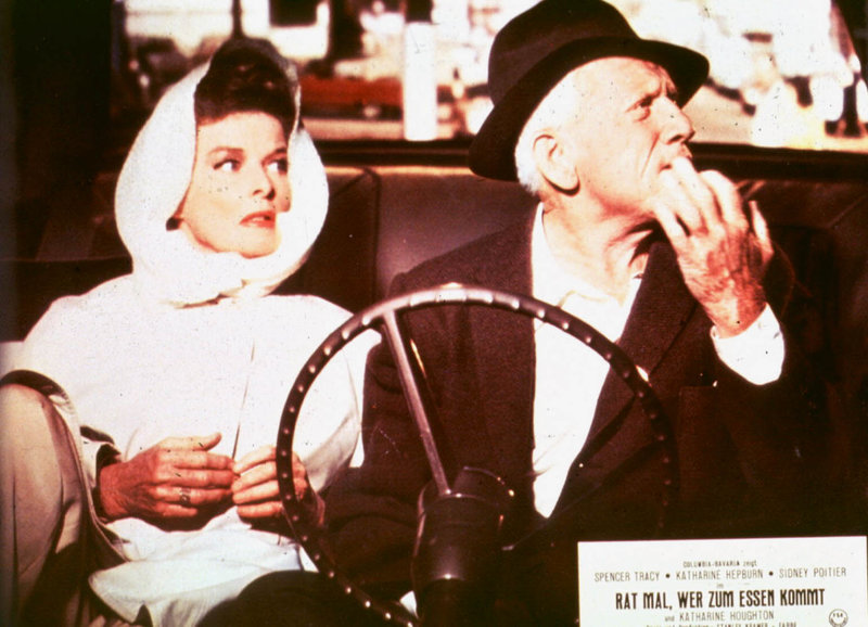 Christina (Katharine Hepburn) und ihr Gatte Matt (Spencer Tracy) stellen sich, obwohl liberal gestimmt, zunächst gegen die Heirat ihrer Tochter mit einem Schwarzen... – Bild: KAB; ProSieben Media AG Christina (Katharine Hepburn) und ihr Gatte Matt (Spencer Tracy) stellen sich, obwohl liberal gestimmt, zunächst gegen die Heirat ihrer Tochter mit einem Schwarzen... – Bild: KAB; ProSieben Media AG