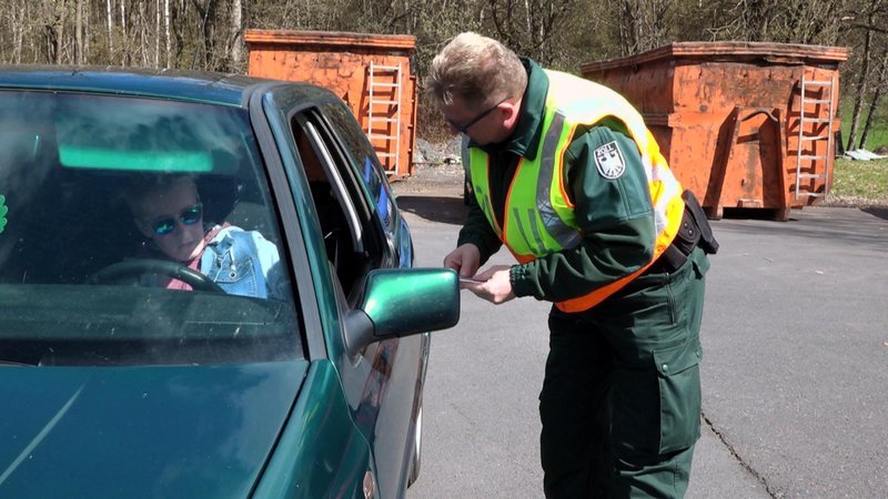 Stichprobenartig werden verdächtige Fahrzeuge kontrolliert. – Bild: ZDF und Micha Hawich