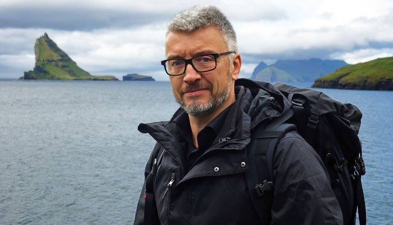 Für das Färöer-Abenteuer gewappnet: ARD-Skandinavien-Korrespondent Clas Oliver Richter vor der Reise quer über die Inseln. – Bild: PHOENIX/​NDR/​Jochen Hauke Wiemer