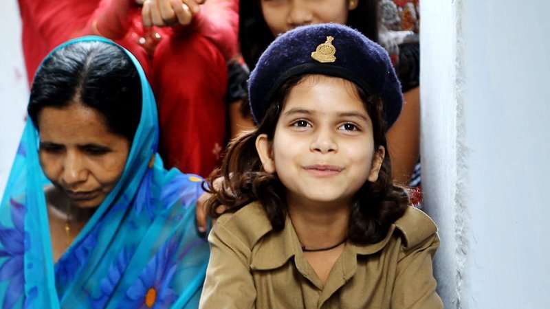 Kinderpolizeidienst von Chhattisgarh ist eine Form der Waisenrente. – Bild: Geo Television /​ MedienKon