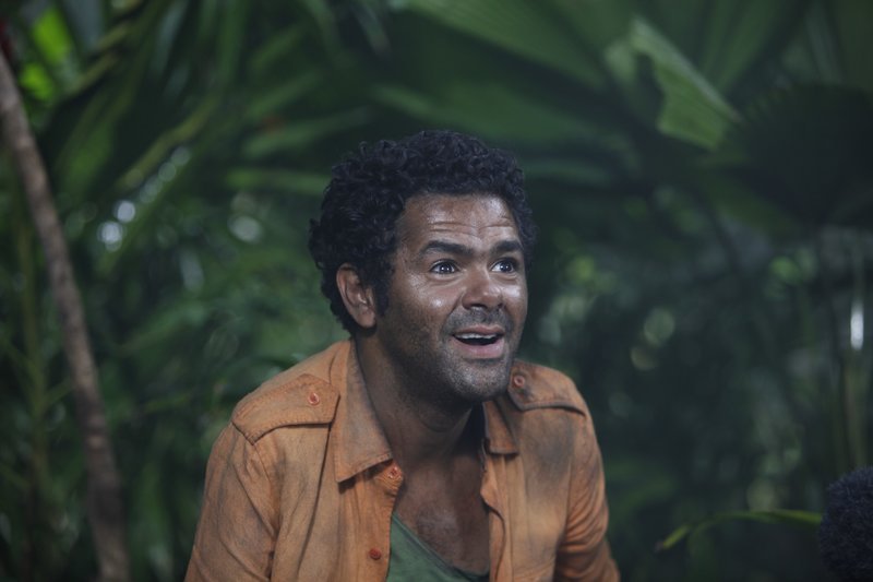 Der einfallsreiche Reiseführer Pablito (James Debbouze) macht sich auf die Suche nach dem Häuptling des gefährlichen Paya-Stammes. – Bild: SUPER RTL