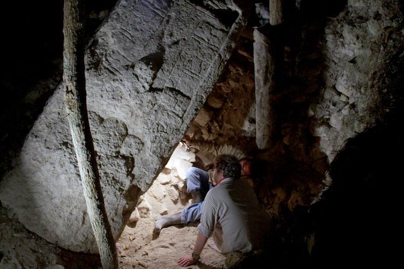 Naachtun - Verborgene Stadt der Mayas – Bild: Films à Cinq /​ Der renommierte Epigraphiker Alfonso Lacadena auf den Spuren der Mayas in Naachtun