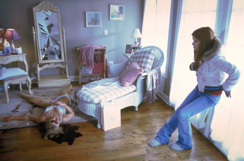 Samantha (Kate Mara, r.) findet die tote Heather (Audra Lea Keener,l.). – Bild: TL5